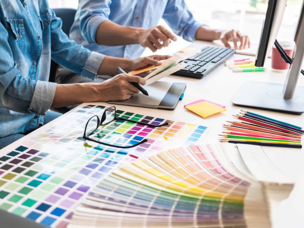 Équipe de graphistes en train de travailler sur la création d'un bon logo pour les entreprises faisant confiance à Pc-Graphik