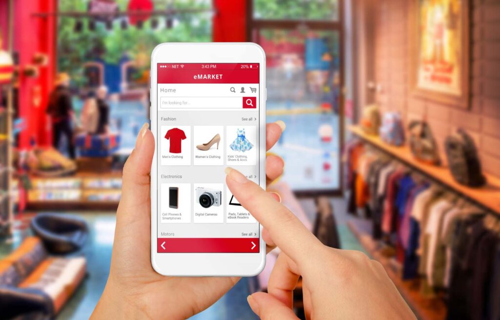 main femme consulte site ecommerce sur iphone